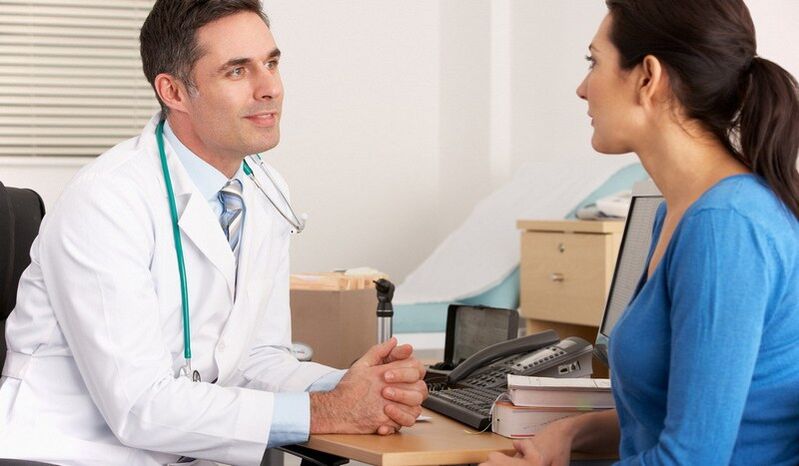 Bei Nagelpilz einen Arzt aufsuchen